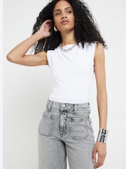 بنطلون جينز قصير بأرجل واسعة وخصر مرتفع وجيوب أمامية من River Island - صورة 2 من 4