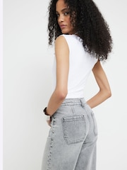 بنطلون جينز قصير بأرجل واسعة وخصر مرتفع وجيوب أمامية من River Island - صورة 3 من 4