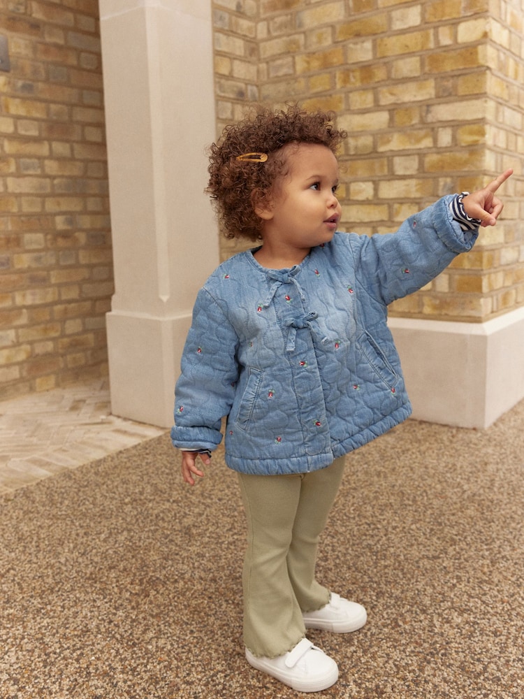 Blau - Rose Emb Quilted Jacket (3mths-7yrs) - Bild 2 von 9 Blau - Rose Emb Quilted Jacket (3mths-7yrs) - Bild 2 von 9