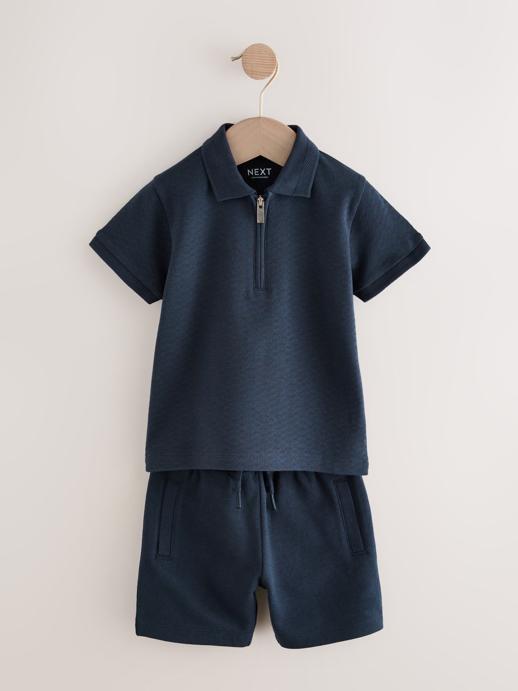 Next：日本 ネイビー テクスチャード - 半袖 ポロシャツ & ショート