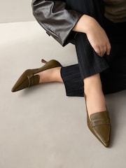 Kaki zelena - Forever Comfort® Leather Point Kitten mokasini čevlji z visoko peto - Slika 1 iz 9