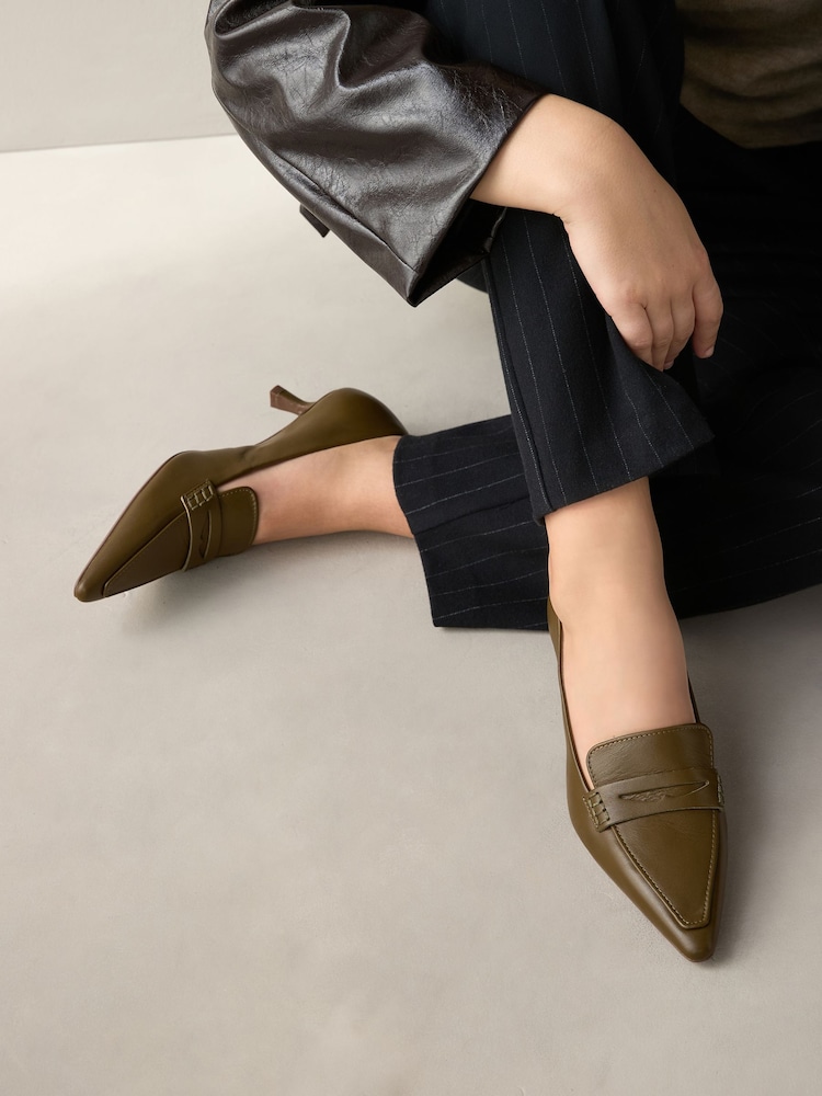 Kaki zelena - Forever Comfort® Leather Point Kitten mokasini čevlji z visoko peto - Slika 1 iz 9