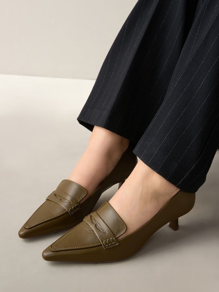 Kaki zelena - Forever Comfort® Leather Point Kitten mokasini čevlji z visoko peto - Slika 2 iz 9
