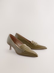 Kaki zelena - Forever Comfort® Leather Point Kitten mokasini čevlji z visoko peto - Slika 4 iz 9