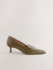 Kaki zelena - Forever Comfort® Leather Point Kitten mokasini čevlji z visoko peto - Slika 5 iz 9