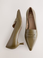 Kaki zelena - Forever Comfort® Leather Point Kitten mokasini čevlji z visoko peto - Slika 6 iz 9