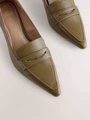 Kaki zelena - Forever Comfort® Leather Point Kitten mokasini čevlji z visoko peto - Slika 7 iz 9
