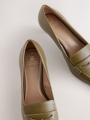 Kaki zelena - Forever Comfort® Leather Point Kitten mokasini čevlji z visoko peto - Slika 8 iz 9