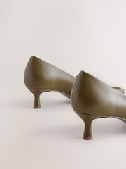 Kaki zelena - Forever Comfort® Leather Point Kitten mokasini čevlji z visoko peto - Slika 9 iz 9