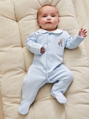 Set de regalo de pijama tipo pelele y mantita con diseño de Peter Rabbit de Jojo Maman Bébé - Imagen 1 de 9