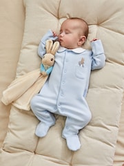 Set de regalo de pijama tipo pelele y mantita con diseño de Peter Rabbit de Jojo Maman Bébé - Imagen 2 de 9