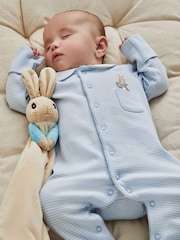 Set de regalo de pijama tipo pelele y mantita con diseño de Peter Rabbit de Jojo Maman Bébé - Imagen 3 de 9