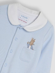 Set de regalo de pijama tipo pelele y mantita con diseño de Peter Rabbit de Jojo Maman Bébé - Imagen 8 de 9
