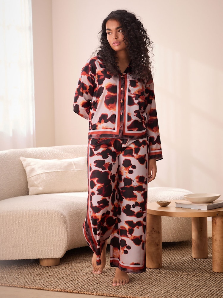 B by Ted Baker – schwarzer Satin-Jacquard-Pyjama - Bild 1 von 9