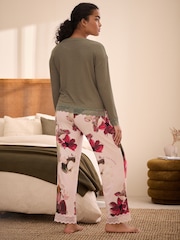 وردي ـ بيجامة مودال مضلَّعة بتصميم مورّد مُزيّنة بطبعة جلد الفهد من B by Ted Baker - صورة 2 من 12