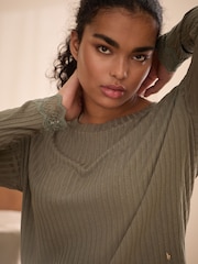 وردي ـ بيجامة مودال مضلَّعة بتصميم مورّد مُزيّنة بطبعة جلد الفهد من B by Ted Baker - صورة 4 من 12