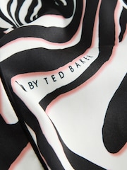 B by Ted Baker Satin-Pyjama mit durchgeknöpftem Oberteil - Bild 11 von 13