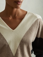 Reiss Neutral/Black Esme Wool Blend Colourblock V-Neck Jumper - Image 3 of 5