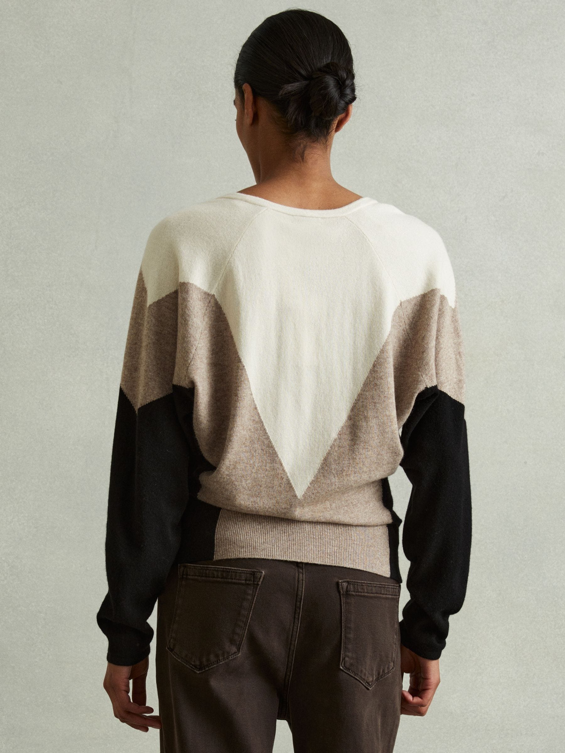 m.u CLASSY RAGLAN SWEAT ベージュ×ブラック Buy Reiss Neutral/Black Esme Wool Blend Colourblock V-Neck Jumper