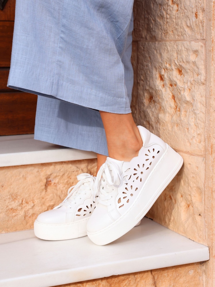 Zapatillas de plataforma con detalle floral recortado Mallory de Linzi - Imagen 1 de 6 Zapatillas de plataforma con detalle floral recortado Mallory de Linzi - Imagen 1 de 6