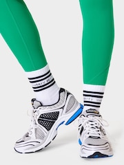 Negro cromo - Calcetines con eslogan estilo universitario de Sweaty Betty - Imagen 2 de 2