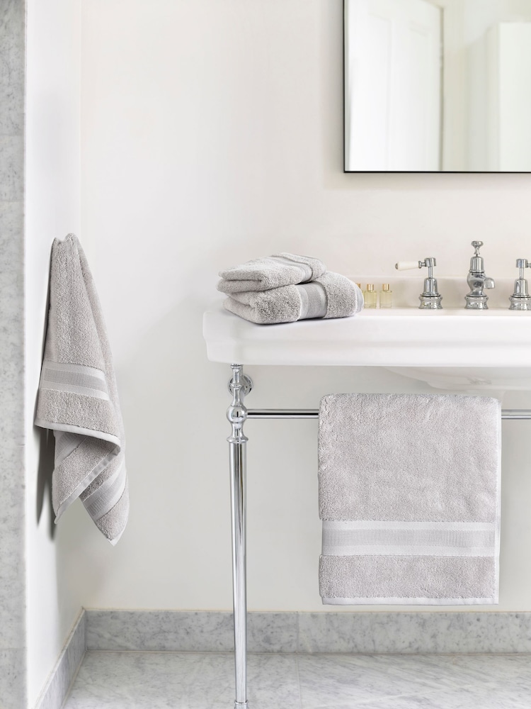 Jasper Conran London Pearl Grey Zero Twist Lightweight Soft Fast Drying 100% Cotton Towel - Image 1 of 5