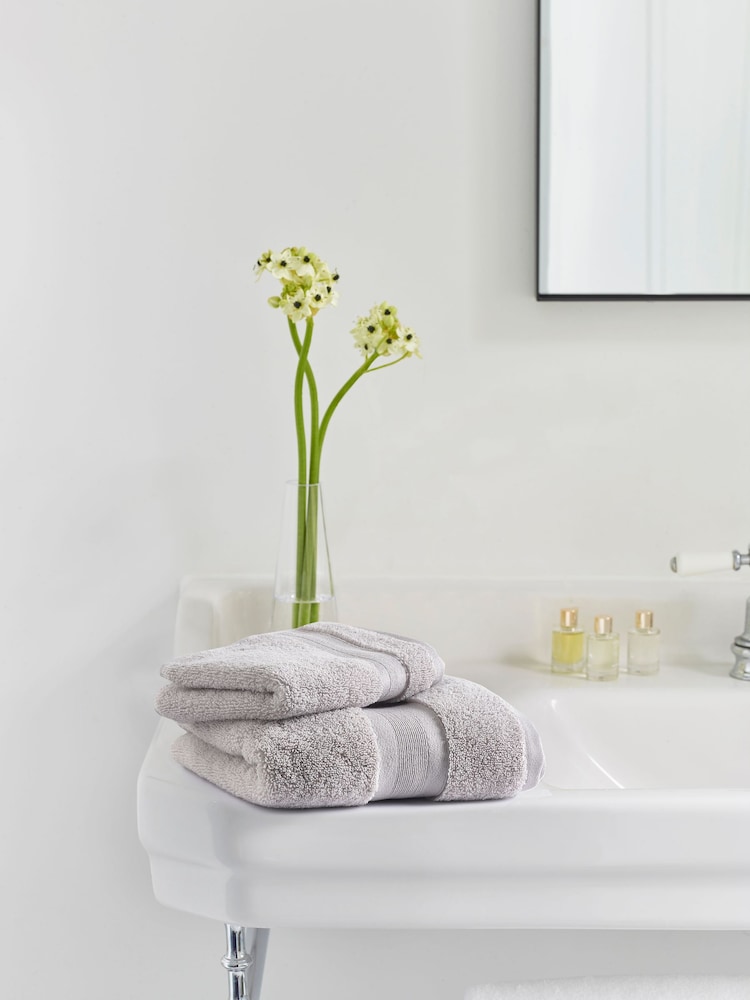 Jasper Conran London Pearl Grey Zero Twist Lightweight Soft Fast Drying 100% Cotton Towel - Image 2 of 5