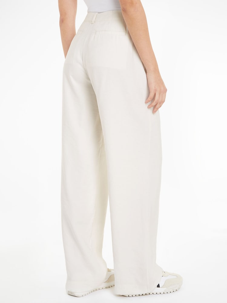 أبيض - بنطلون تشينو فيسكوز مريح من Calvin Klein Jeans - صورة 2 من 6 أبيض - بنطلون تشينو فيسكوز مريح من Calvin Klein Jeans - صورة 2 من 6