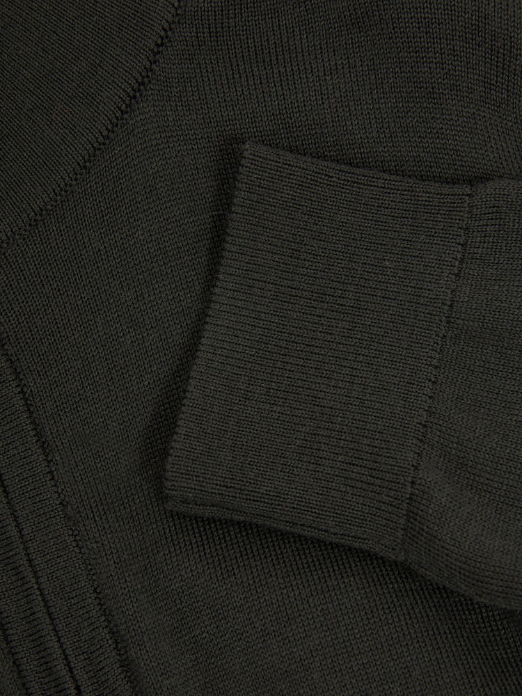 Verde militar oscuro - Suéter de lana merino con media cremallera Blackhall de Reiss - Imagen 4 de 4 Verde militar oscuro - Suéter de lana merino con media cremallera Blackhall de Reiss - Imagen 4 de 4