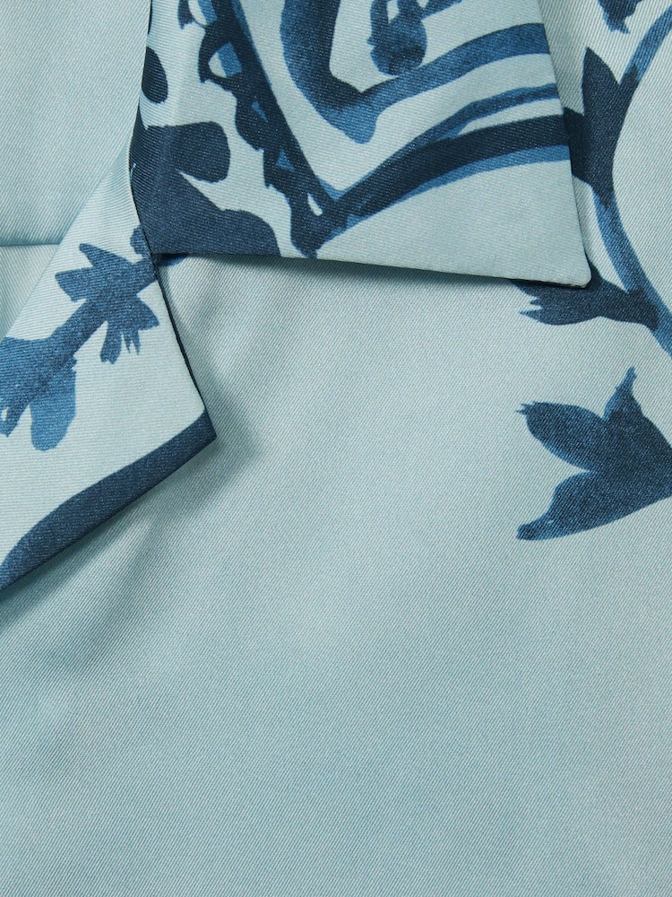 Reiss Soft Blue/Airforce Blue Babylon Relaxed Floral Print Cuban Collar Shirt - Image 4 of 4