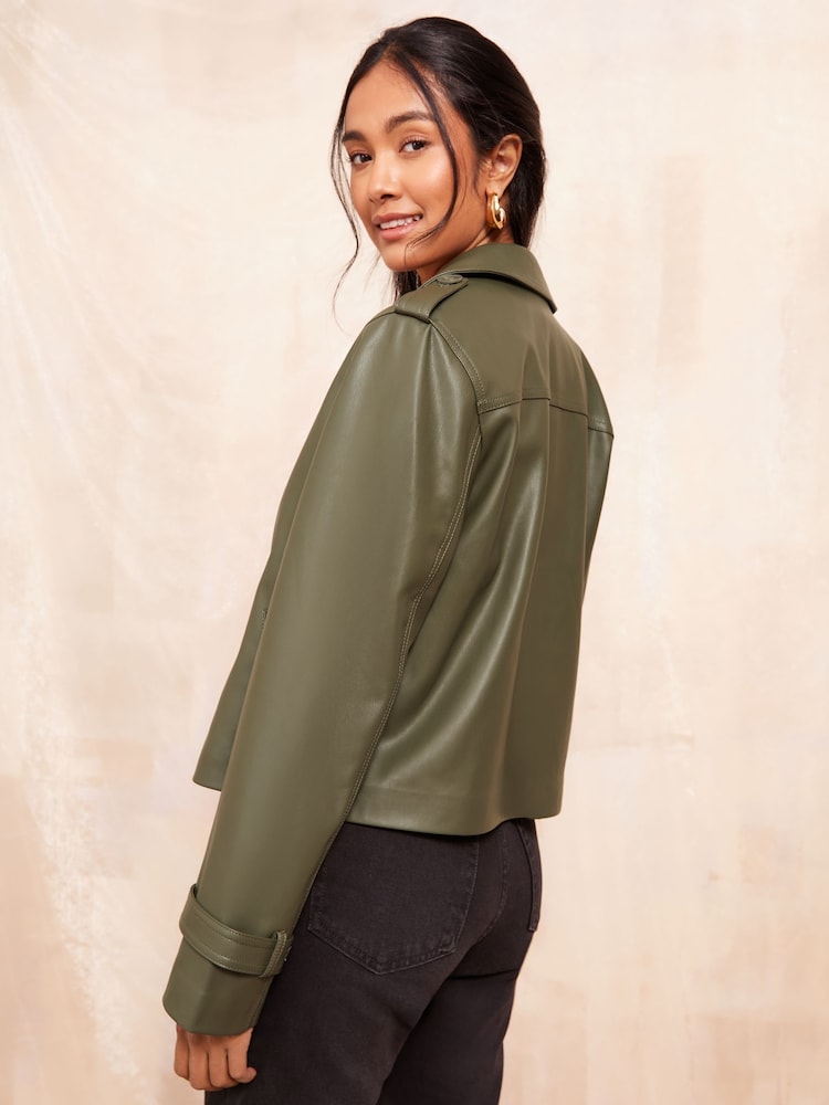 Khaki - Friends Like These – kurze Trenchjacke aus Lederimitat - Bild 4 von 4 Khaki - Friends Like These – kurze Trenchjacke aus Lederimitat - Bild 4 von 4