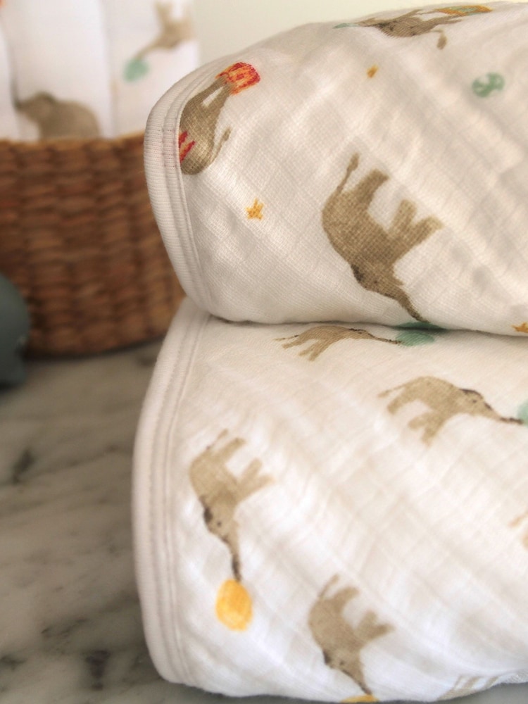 Aden + Anais Essentials s kapuco Elephant Circus 100% Cotton Komplet 2 - Slika 2 iz 6