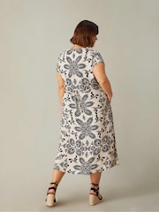 Live Unlimited Black Curve Mono Scarf Print Midaxi Dress - Image 4 of 4