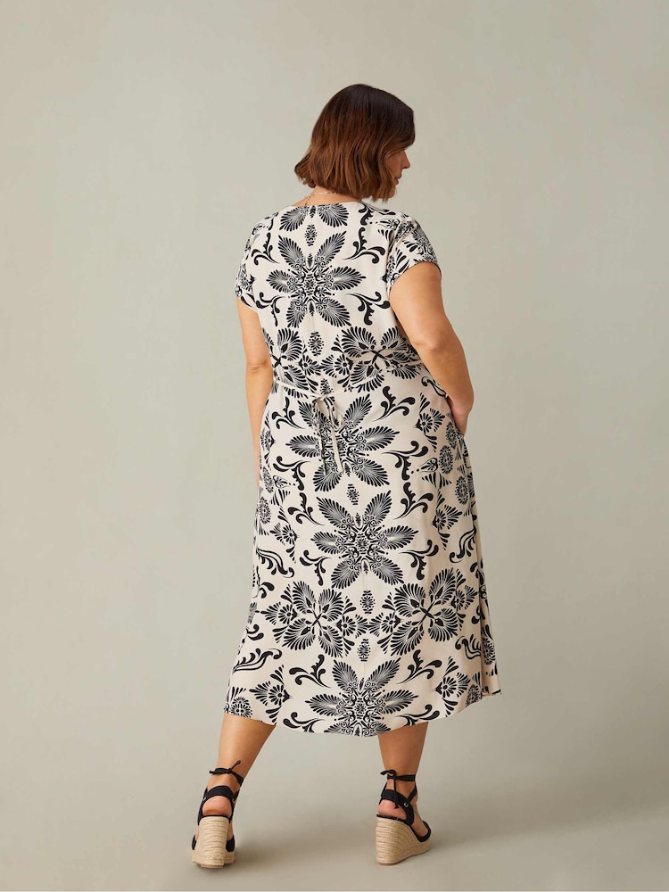 Live Unlimited Black Curve Mono Scarf Print Midaxi Dress - Image 4 of 4