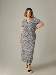 Live Unlimited Black Curve Mono Leaf Print Plissé Maxi Dress - Image 3 of 6