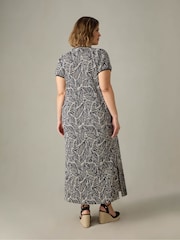 Live Unlimited Black Curve Mono Leaf Print Plissé Maxi Dress - Image 4 of 6