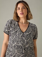 Live Unlimited Black Curve Mono Leaf Print Plissé Maxi Dress - Image 5 of 6