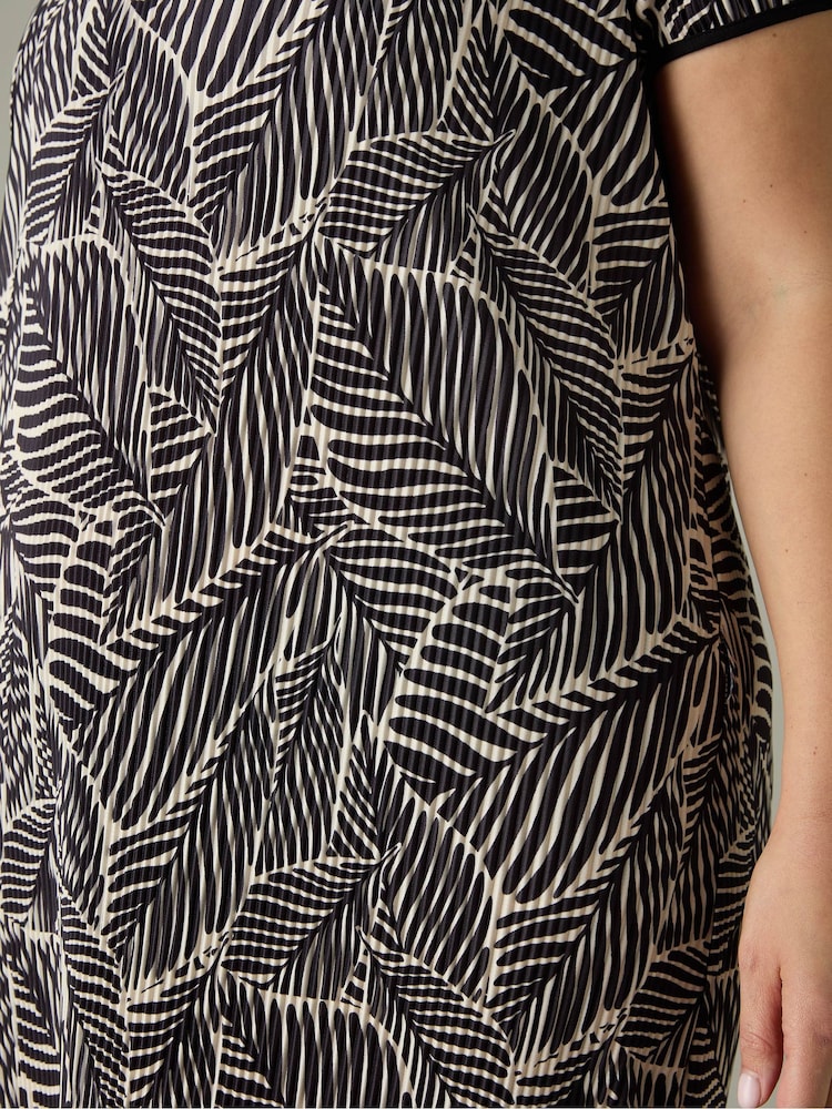 Live Unlimited Black Curve Mono Leaf Print Plissé Maxi Dress - Image 6 of 6