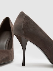 토프 브라운 - Reiss Tilly Suede Pointed-Toe Mid-Heel Court Shoes - 5의 이미지 5