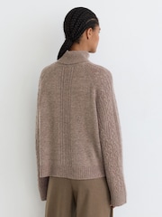 Neutrale Farbe - Reiss Brielle Wool-Cashmere Cable-Knit Roll-Neck Jumper - Bild 6 von 7