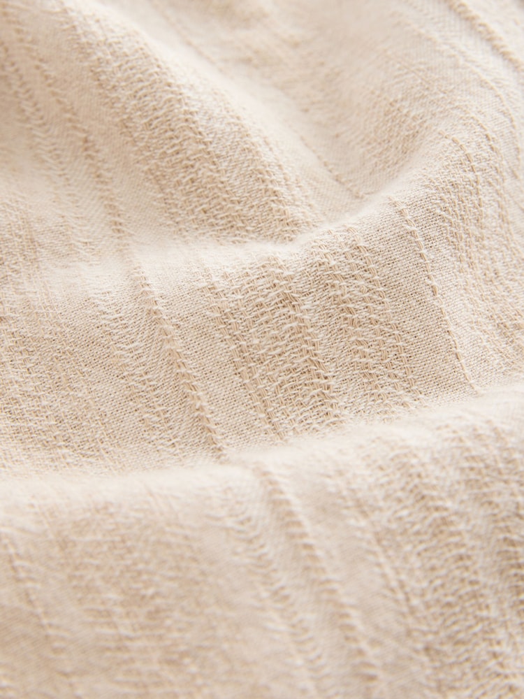 Neutrale Farbe - Long Sleeve Grandad Collar Cotton/Linen Mix Texture Shirt (3-16yrs) - Bild 4 von 4 Neutrale Farbe - Long Sleeve Grandad Collar Cotton/Linen Mix Texture Shirt (3-16yrs) - Bild 4 von 4