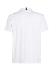 أبيض - قميص بولو من الأساسيات من القطن السائل 100% تلبيس قياسي من Tommy Hilfiger - صورة 2 من 3