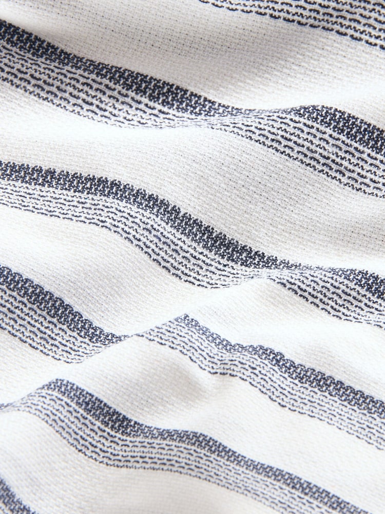 Ecrufarben mit Streifen - Set mit kurzärmeligem Streifenhemd und Shorts (3–16 J.) - Bild 6 von 6 Ecrufarben mit Streifen - Set mit kurzärmeligem Streifenhemd und Shorts (3–16 J.) - Bild 6 von 6