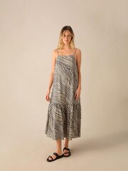 Ro&Zo Cream Animal Print Tiered Maxi Dress - Image 4 of 7
