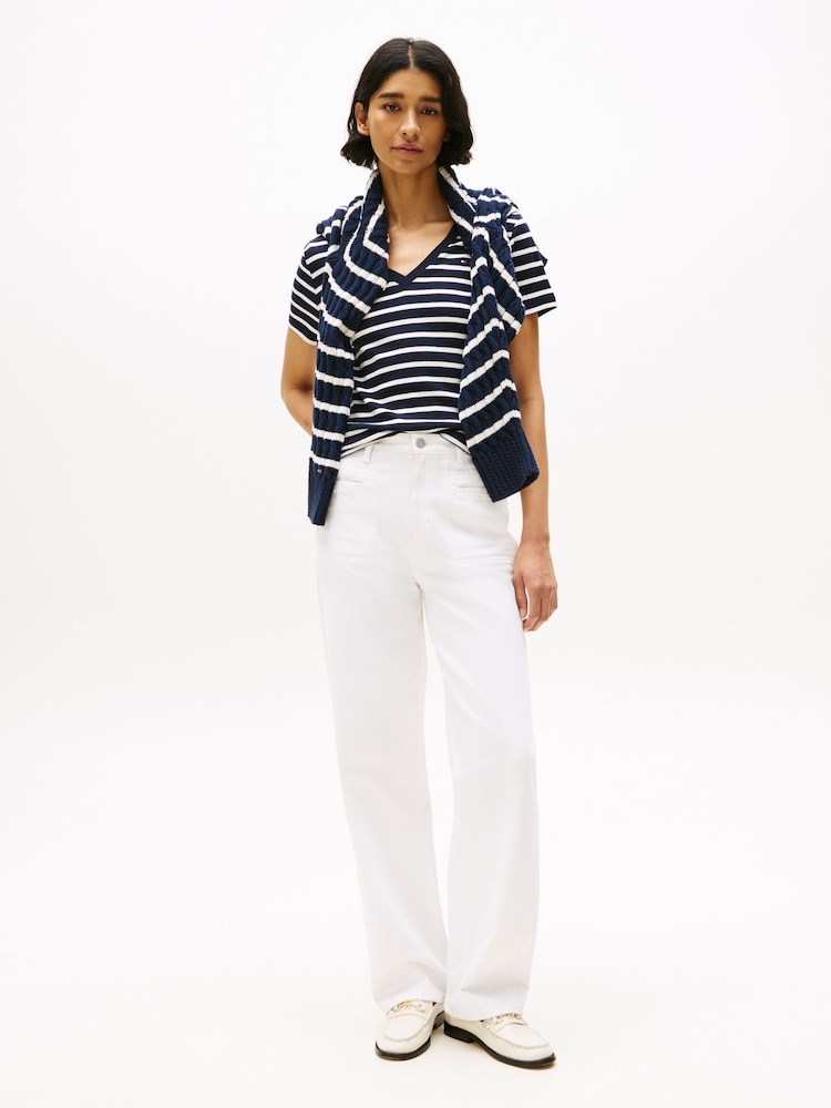 تيشِرت ضيِّق من القطن 100% بياقة حرف V من Calvin Klein - Image 2 of 5 تيشِرت ضيِّق من القطن 100% بياقة حرف V من Calvin Klein - Image 2 of 5