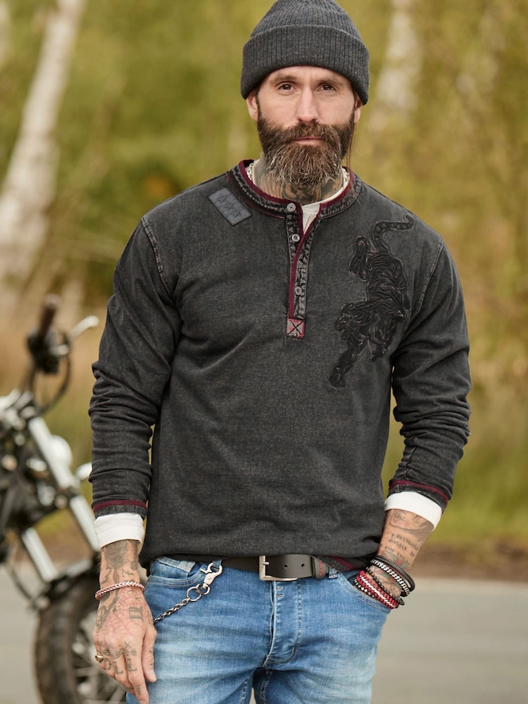 Joe Browns Tiger Embroidered Henley T-Shirt - תמונה 1 מתוך 8 Joe Browns Tiger Embroidered Henley T-Shirt - תמונה 1 מתוך 8