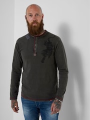 Joe Browns Tiger Embroidered Henley T-Shirt - תמונה 2 מתוך 8