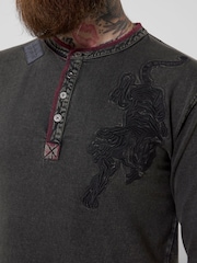 Joe Browns Tiger Embroidered Henley T-Shirt - תמונה 3 מתוך 8