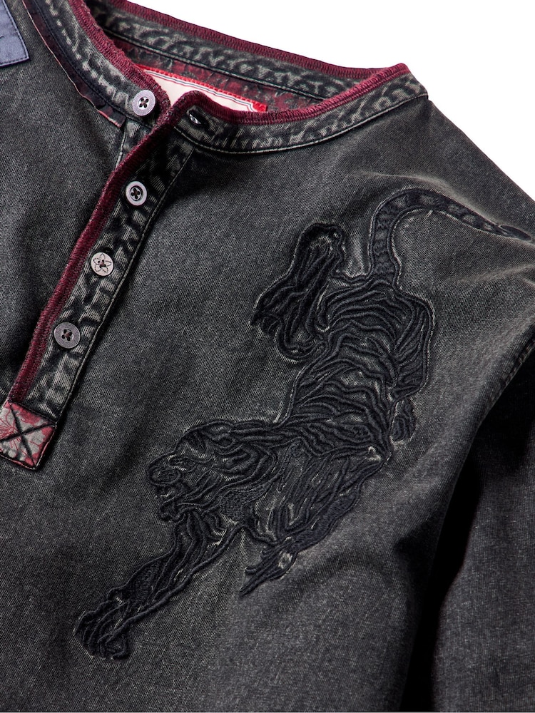 Joe Browns Tiger Embroidered Henley T-Shirt - תמונה 8 מתוך 8 Joe Browns Tiger Embroidered Henley T-Shirt - תמונה 8 מתוך 8