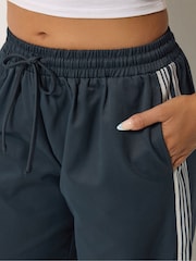 Mavi - PixieGirl Petite Yan Zolaqlı Geniş Ayaqlı Joggers - 7şəkildən 5 şəkil